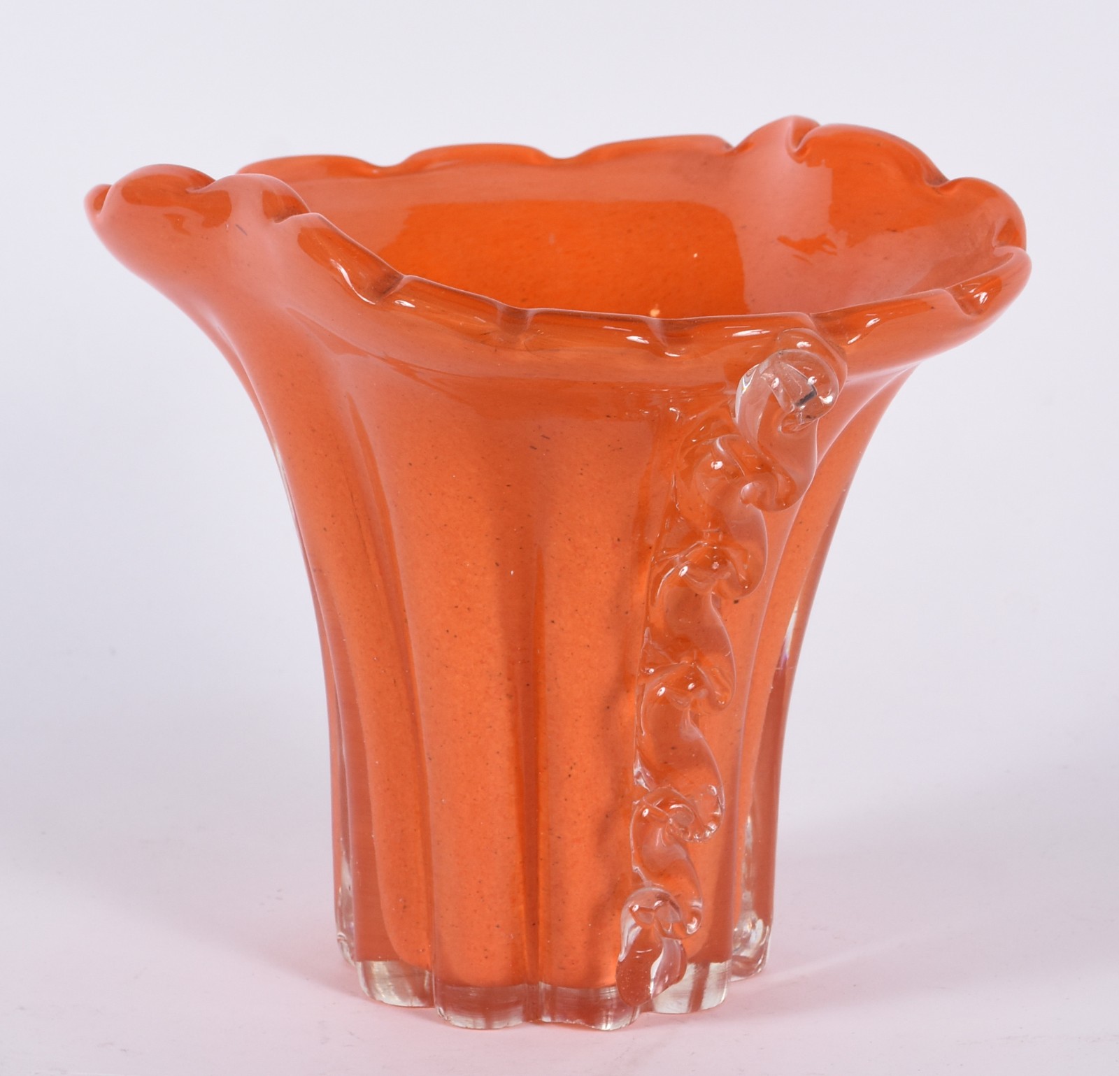 Vaso decorativo de vidro na cor laranja, bordas laterais translúcidas... - foto 3 de 5