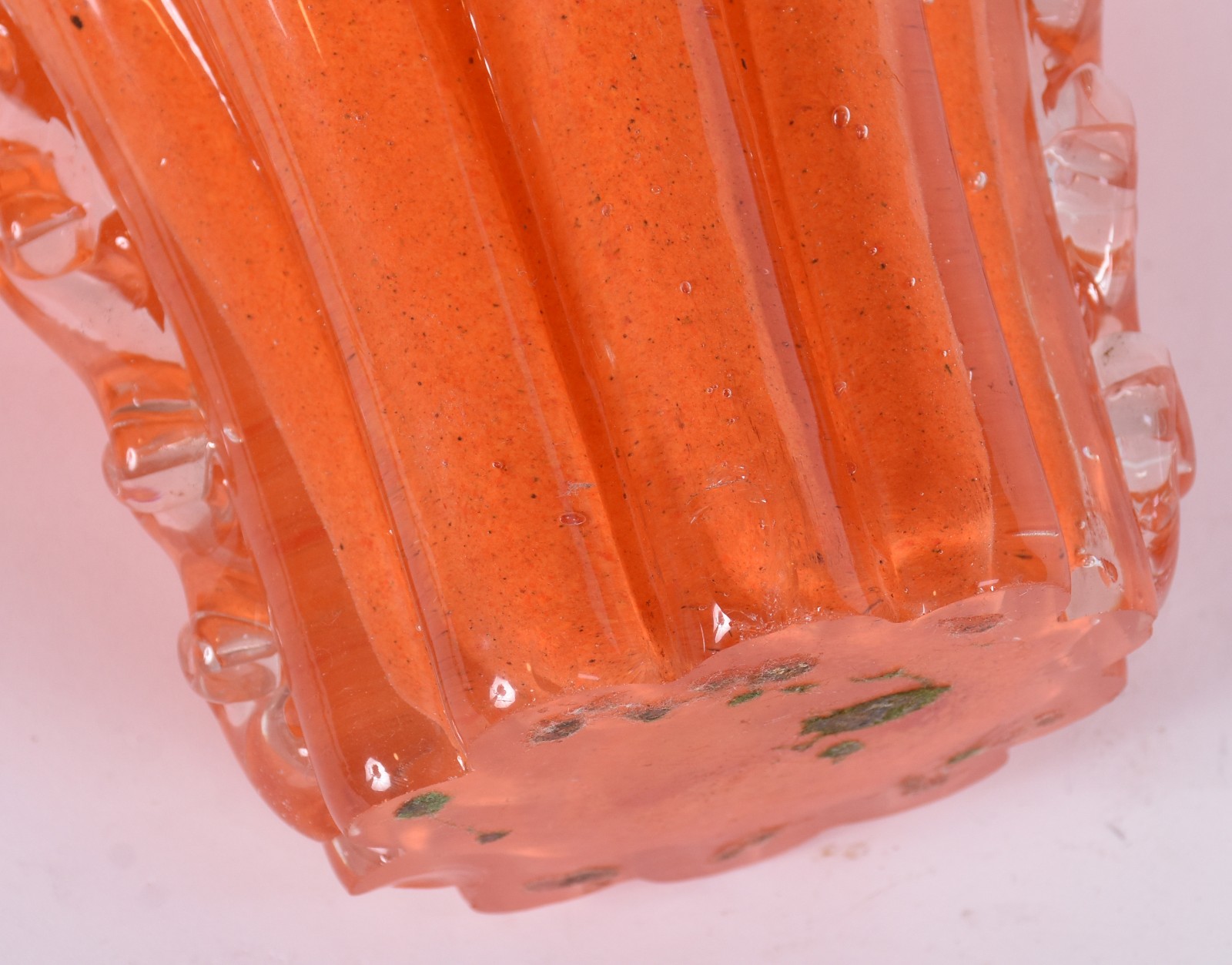 Vaso decorativo de vidro na cor laranja, bordas laterais translúcidas... - foto 5 de 5