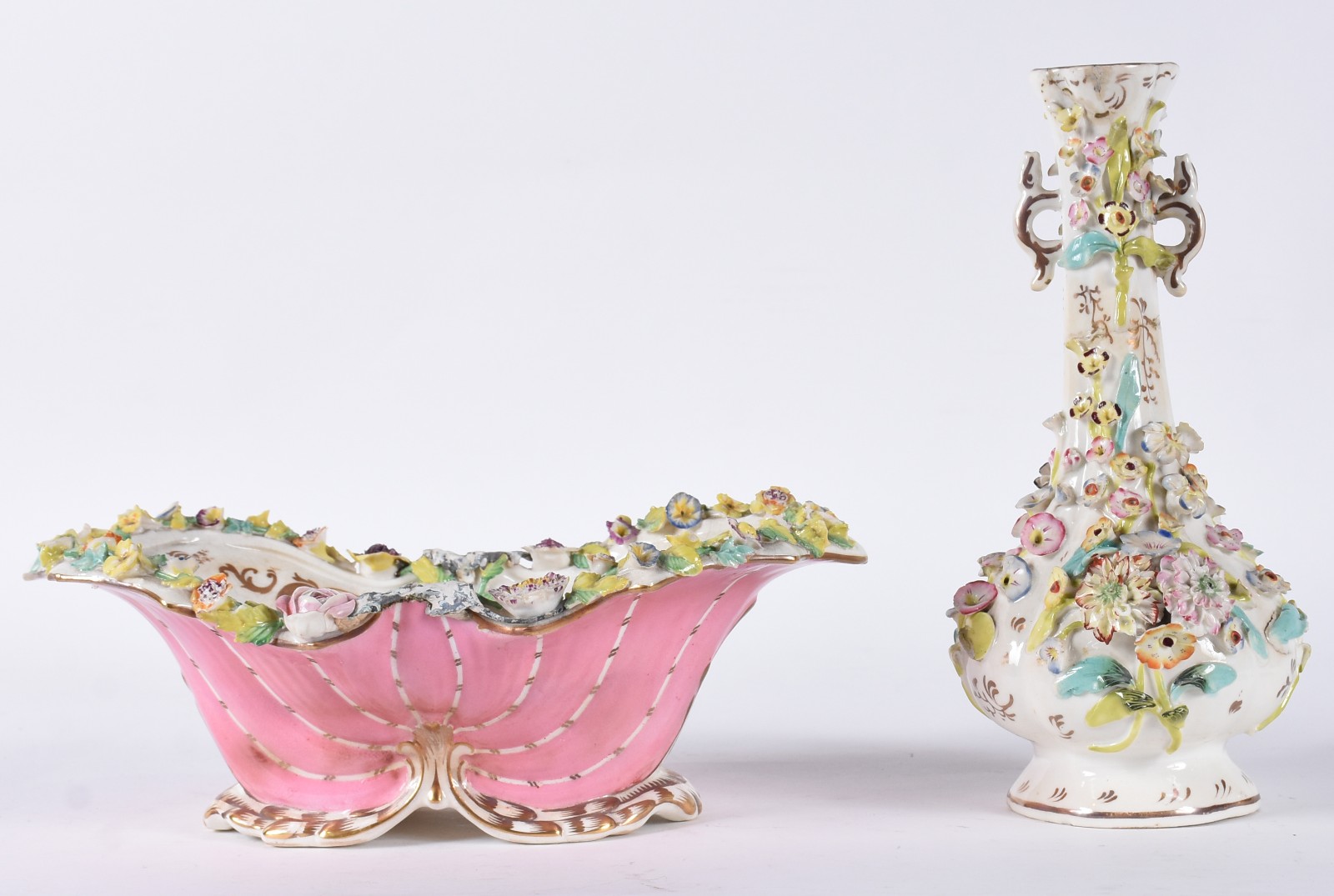 Duas peças de porcelana com flores em relevo, vaso quebrado e colado... - foto 1 de 7
