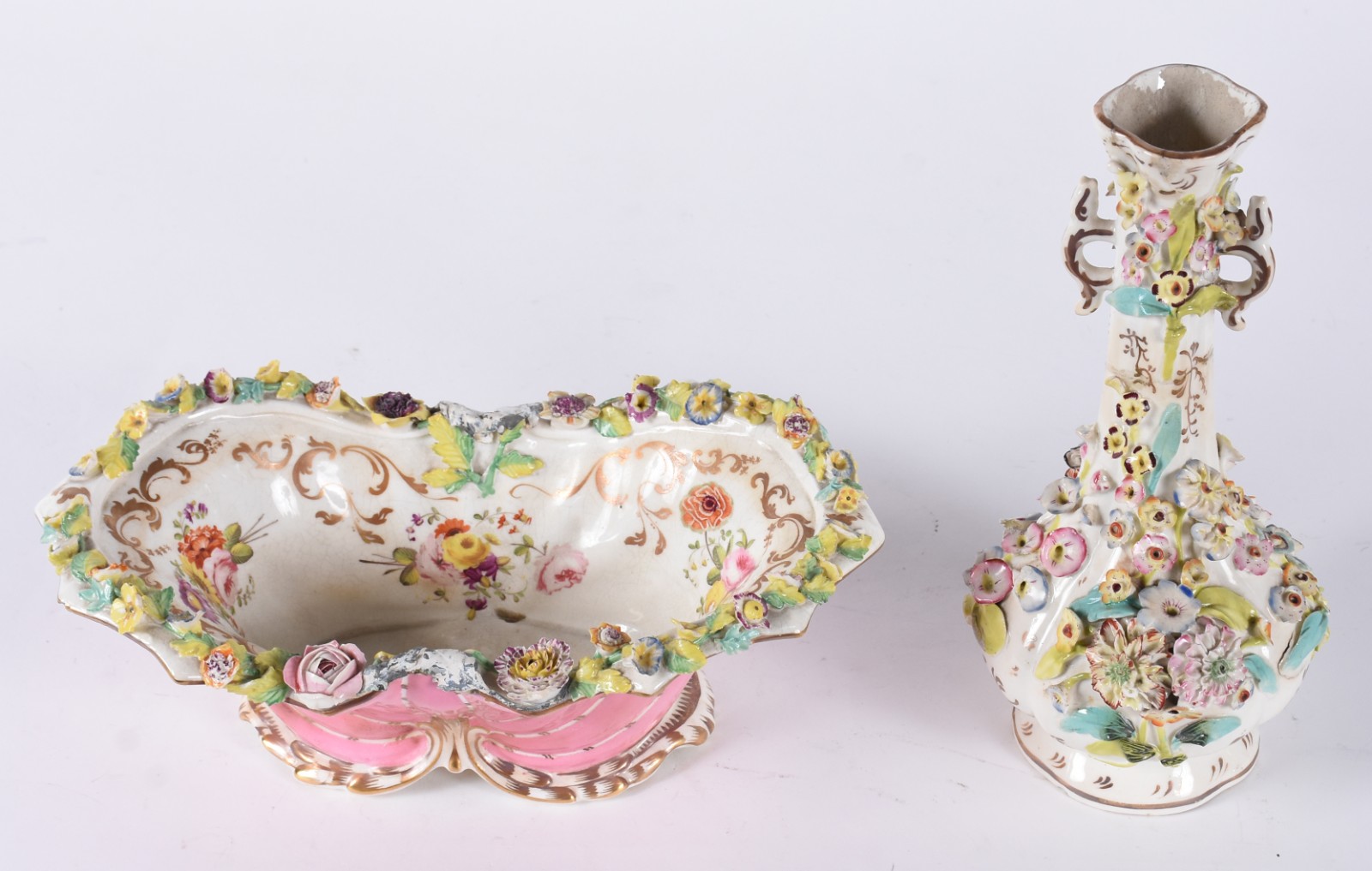 Duas peças de porcelana com flores em relevo, vaso quebrado e colado... - foto 2 de 7