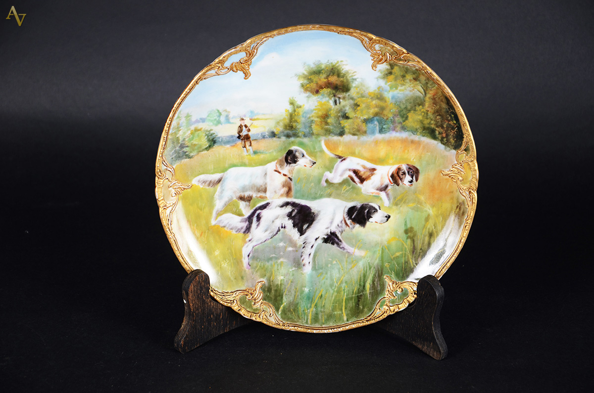 Prato em porcelana policromada com figuras de cachorros. 22 cm diâm. - foto 1 de 2
