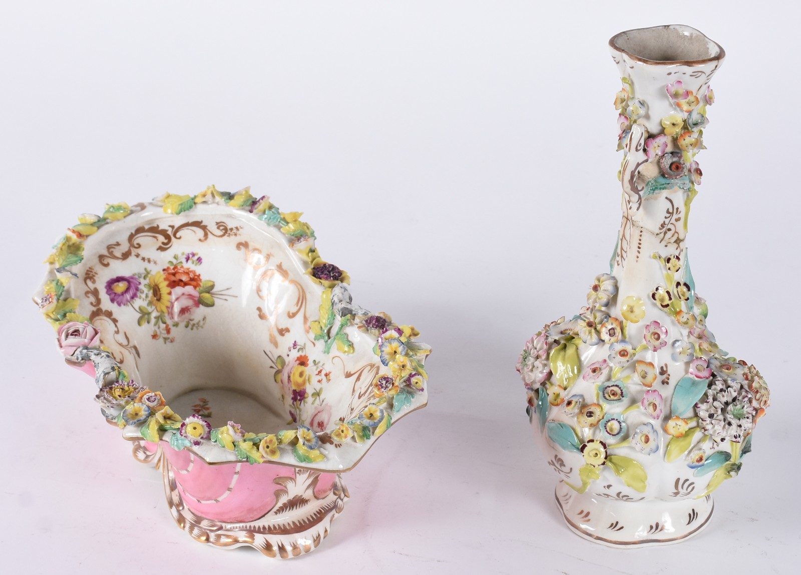 Duas peças de porcelana com flores em relevo, vaso quebrado e colado... - foto 3 de 7