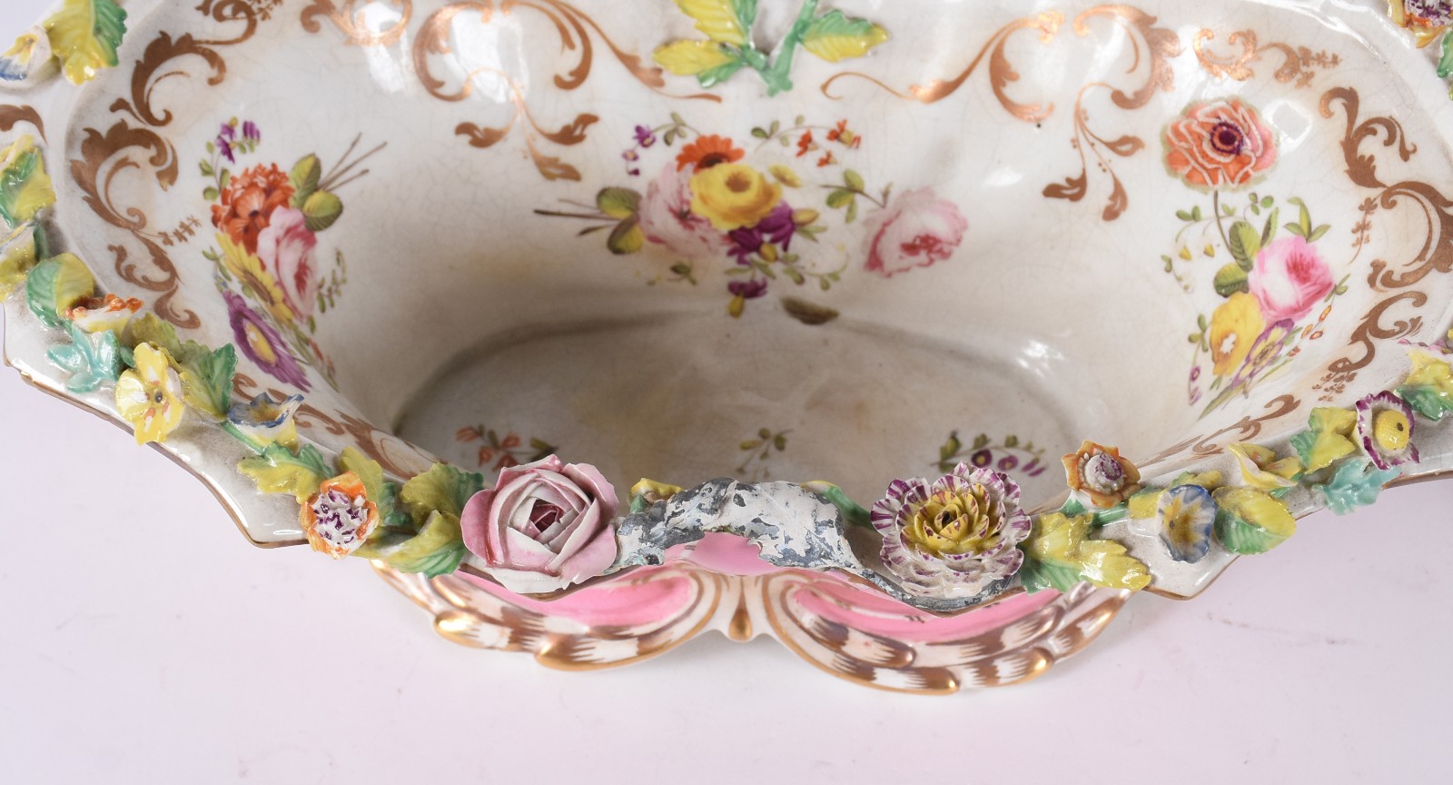Duas peças de porcelana com flores em relevo, vaso quebrado e colado... - foto 4 de 7