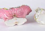 Duas peças de porcelana com flores em relevo, v... - Duas peças de porcelana com flores em relevo, vaso quebrado e colado e floreira (flores lascadas).