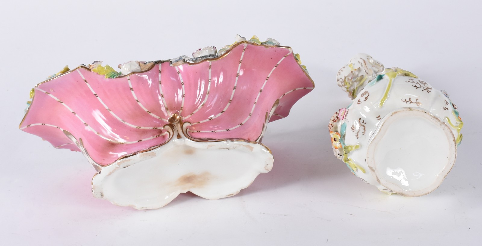 Duas peças de porcelana com flores em relevo, vaso quebrado e colado... - foto 7 de 7