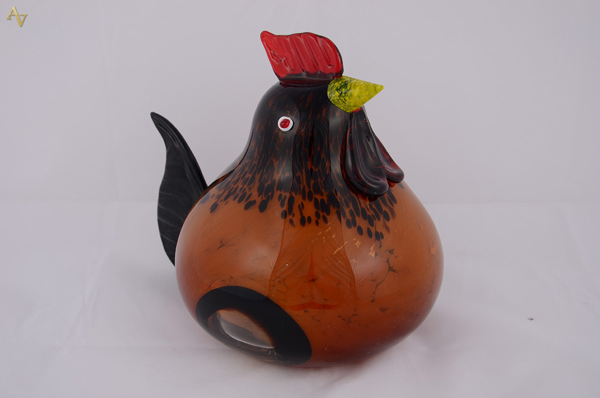 Estatueta em murano rep. Galinha nas cores âmbar e preto. Alt. 20 cm - foto 1 de 2