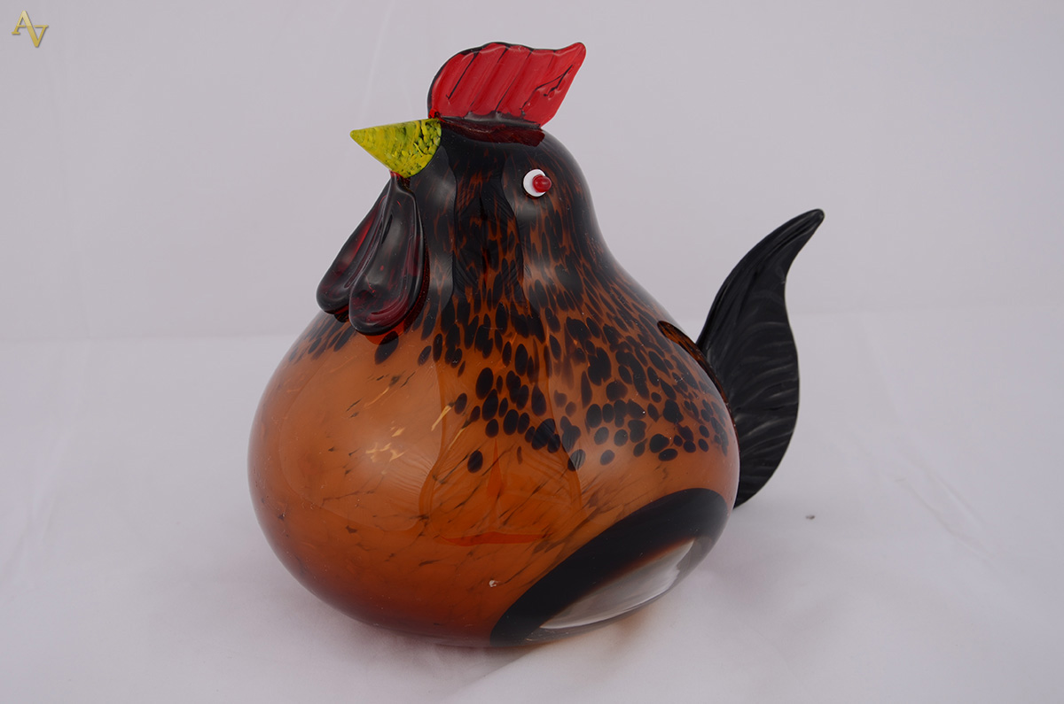 Estatueta em murano rep. Galinha nas cores âmbar e preto. Alt. 20 cm - foto 2 de 2