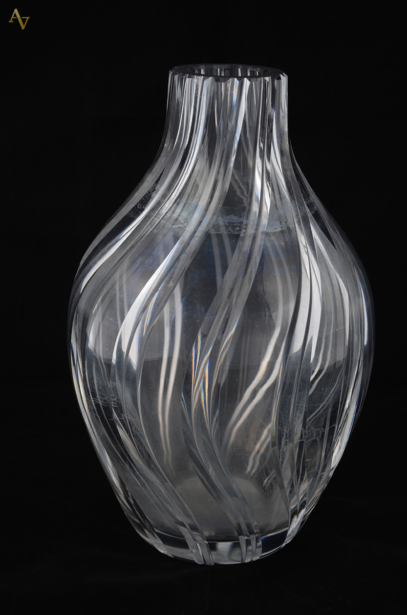 Vaso em cristal europeu, frisos lapidados e retorcidos. (Alt 28 cm)