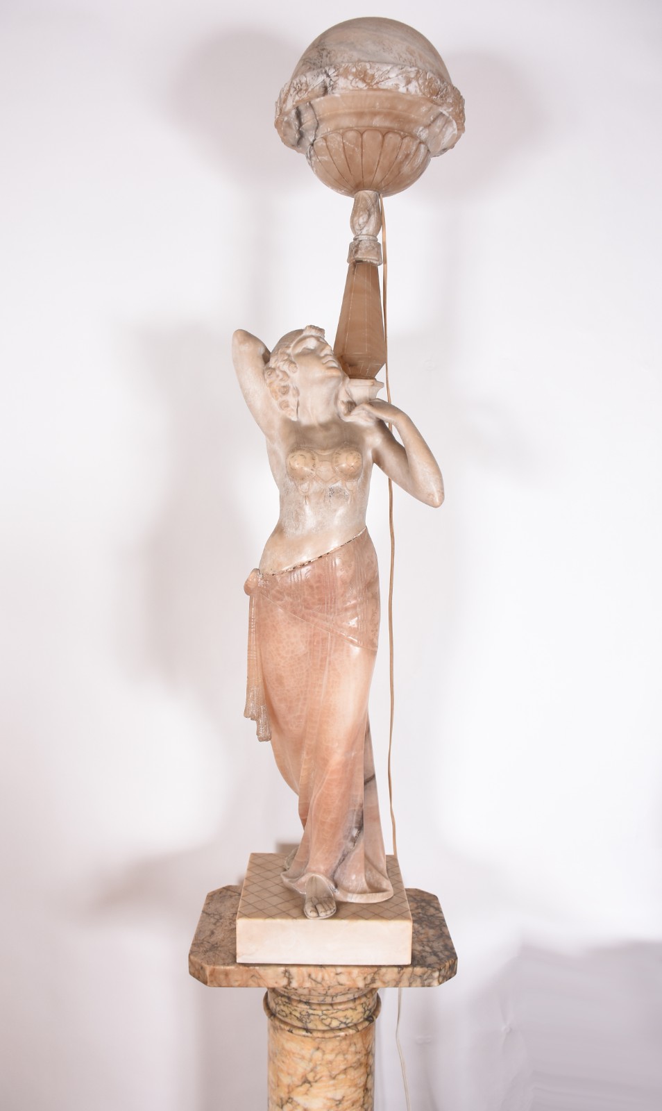 Luminária com escultura italiana de alabastro e mármore representando... - foto 2 de 10