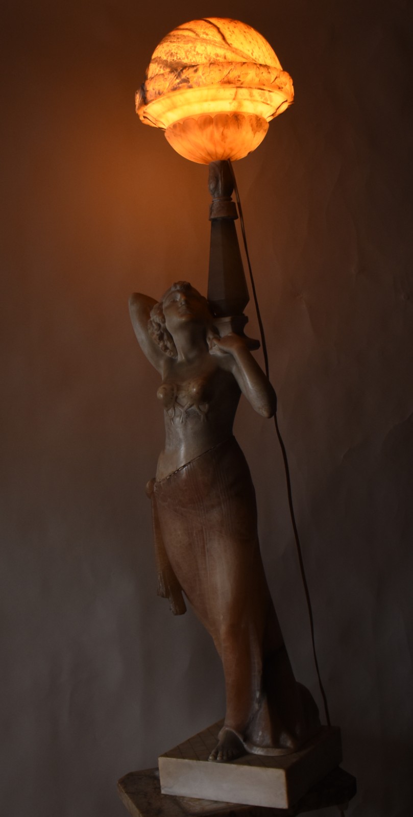 Luminária com escultura italiana de alabastro e mármore representando... - foto 7 de 10