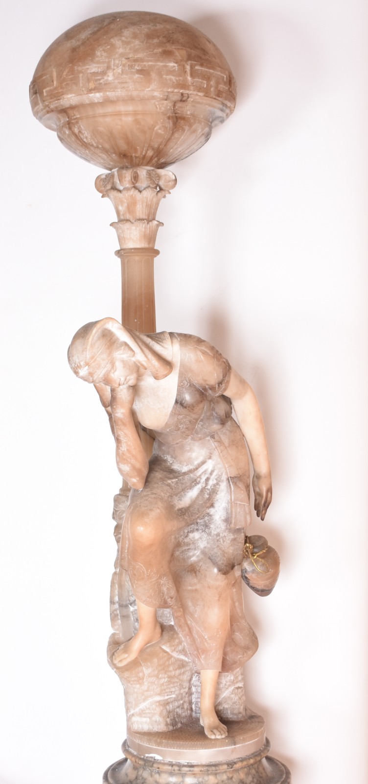 Luminária com escultura italiana de alabastro e mármore representando... - foto 2 de 11
