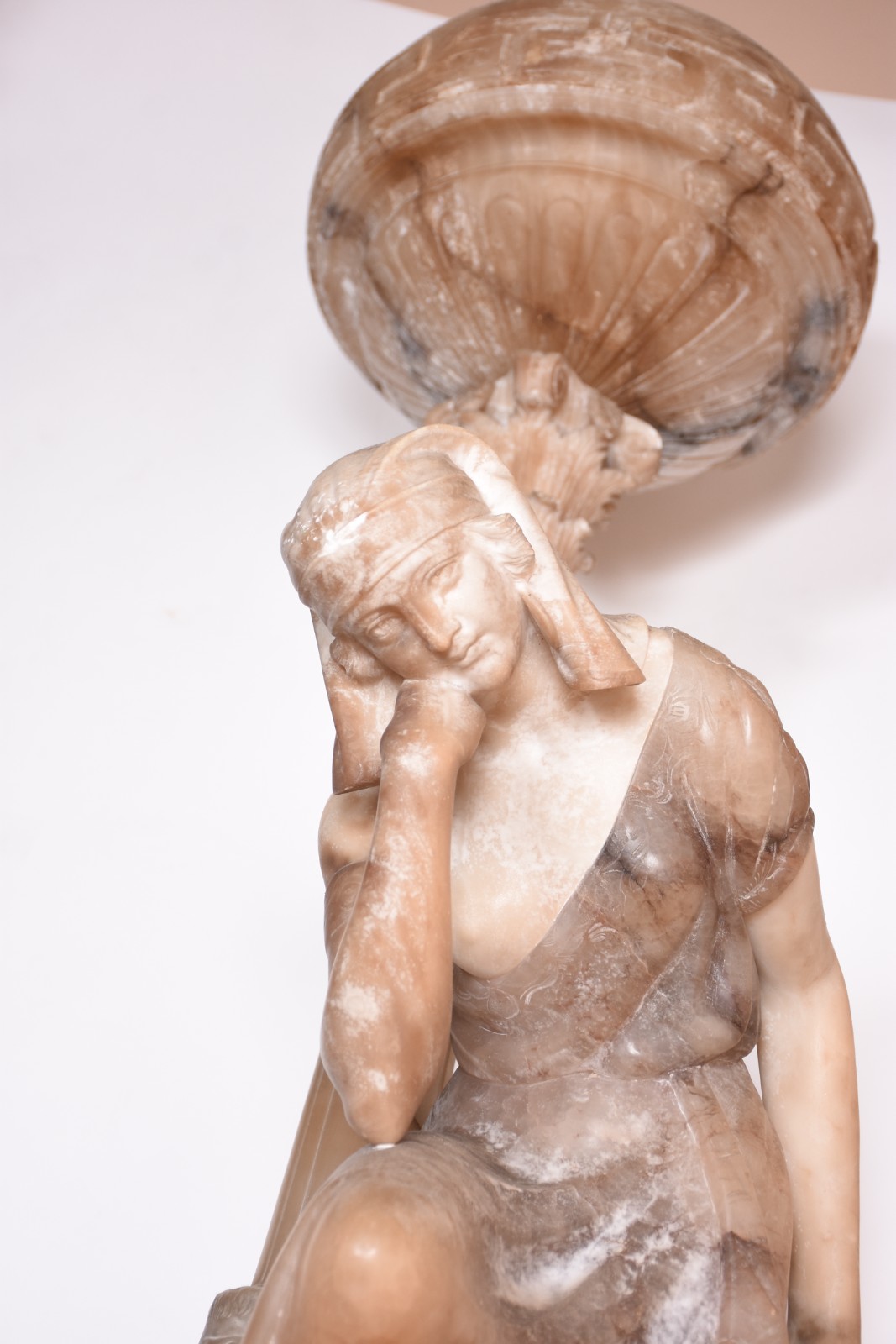 Luminária com escultura italiana de alabastro e mármore representando... - foto 3 de 11