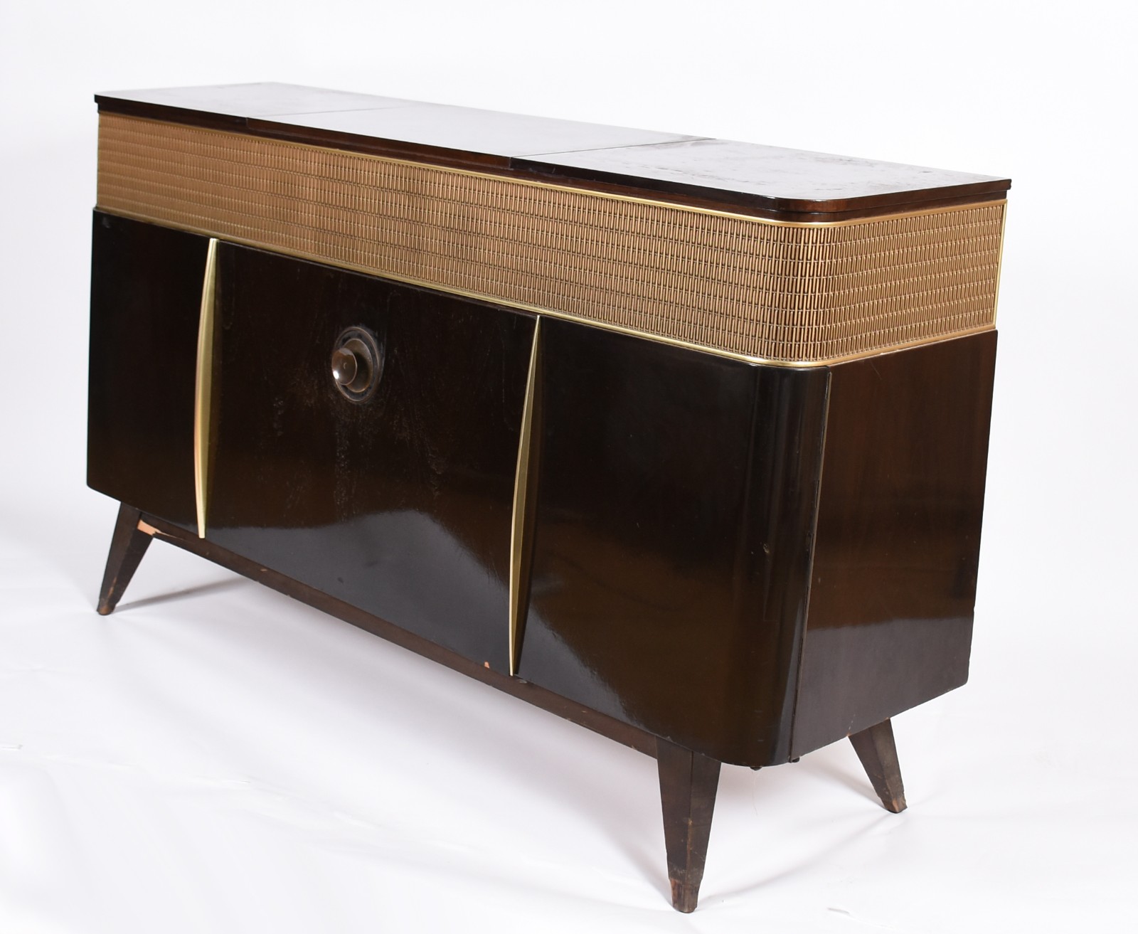 Móvel de madeira nobre com rádio/vitrola - anos 50. Retirada em... - foto 1 de 9