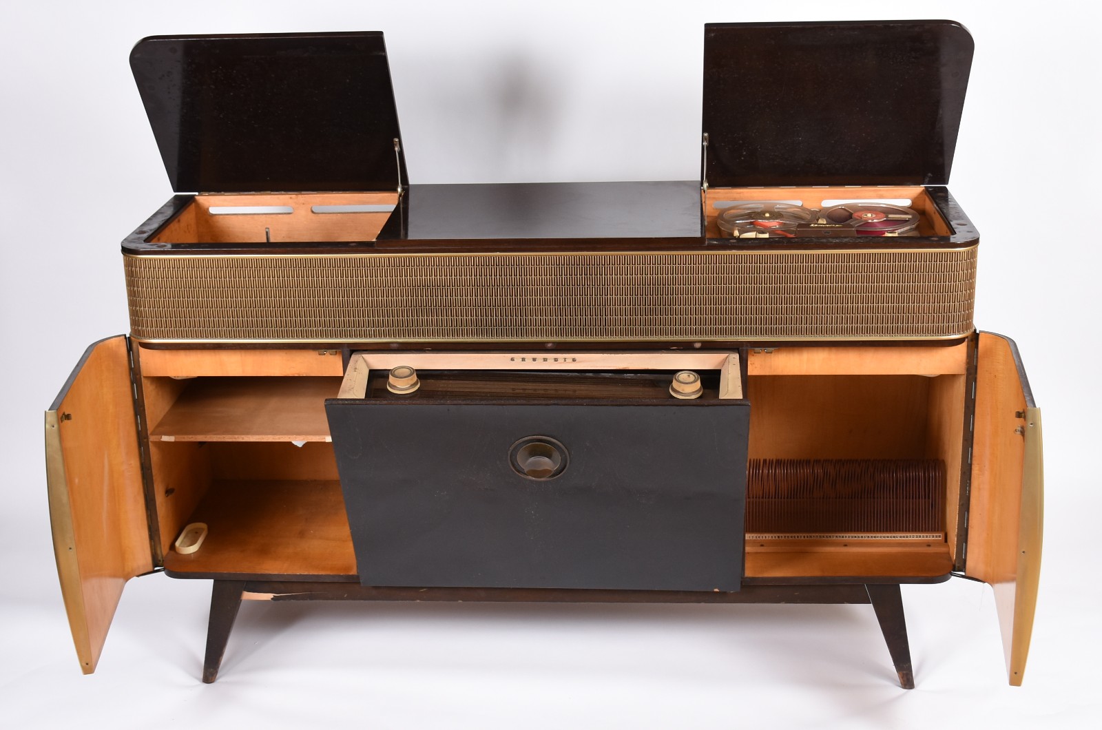 Móvel de madeira nobre com rádio/vitrola - anos 50. Retirada em... - foto 4 de 9