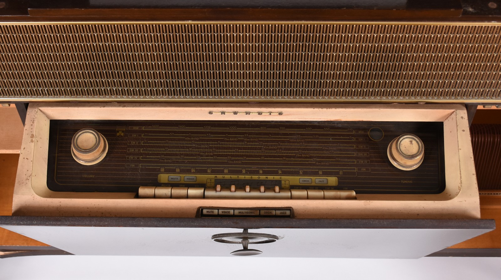 Móvel de madeira nobre com rádio/vitrola - anos 50. Retirada em... - foto 5 de 9