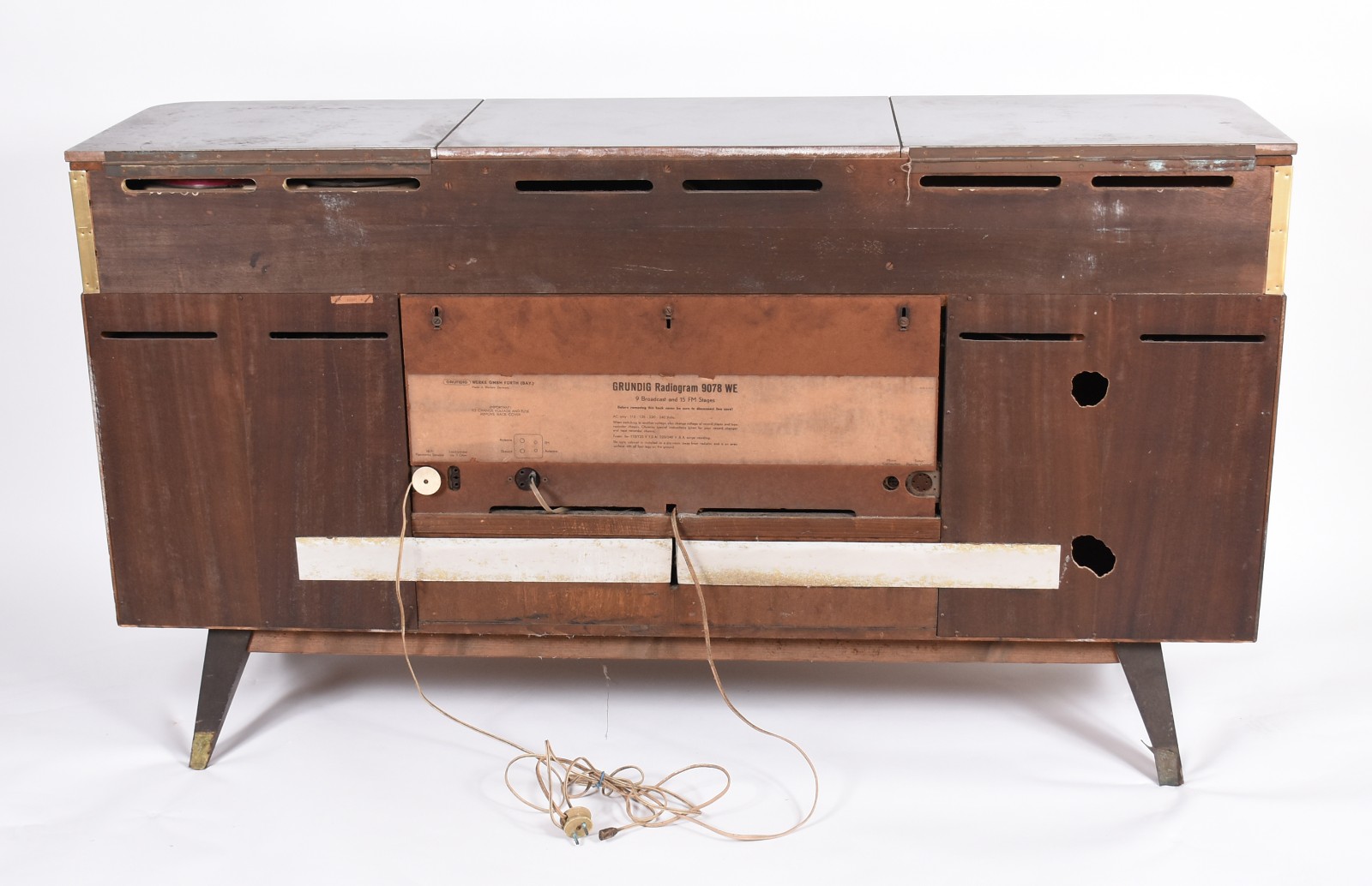 Móvel de madeira nobre com rádio/vitrola - anos 50. Retirada em... - foto 7 de 9