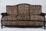 Conjunto de sofá e par de poltronas em madeira ... - Conjunto de sofá e par de poltronas em madeira c/ encostos e laterais em palhinha (palhinha no estado), assentos estofados e com almofadas soltas.