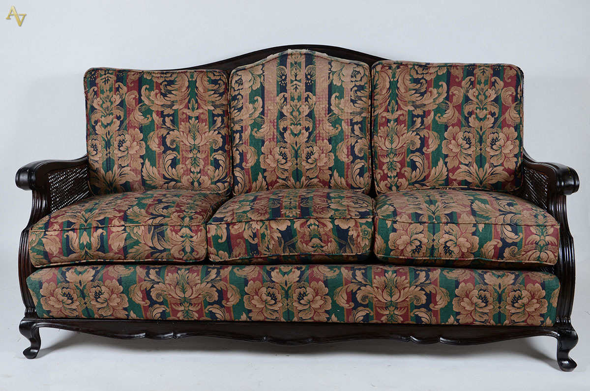 Conjunto de sofá e par de poltronas em madeira c/ encostos e laterais... - foto 1 de 4