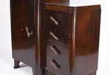 Cômoda ART DECO de madeira nobre, quatro gaveta... - Cômoda ART DECO de madeira nobre, quatro gavetas de um lado e do outro porta com duas prateleiras internas. Retirada em apartamento em Copacabana.