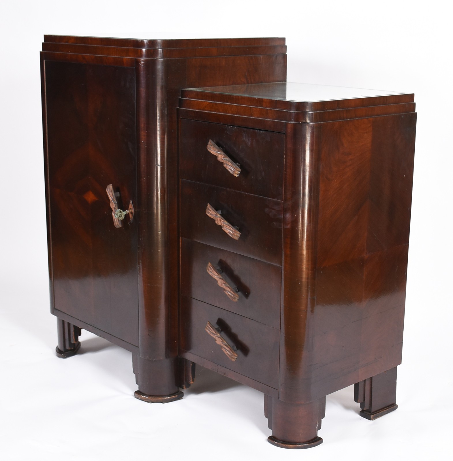 Cômoda ART DECO de madeira nobre, quatro gavetas de um lado e do... - foto 1 de 6