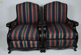 Conjunto de sofá e par de poltronas em madeira ... - Conjunto de sofá e par de poltronas em madeira c/ encostos e laterais em palhinha (palhinha no estado), assentos estofados e com almofadas soltas.