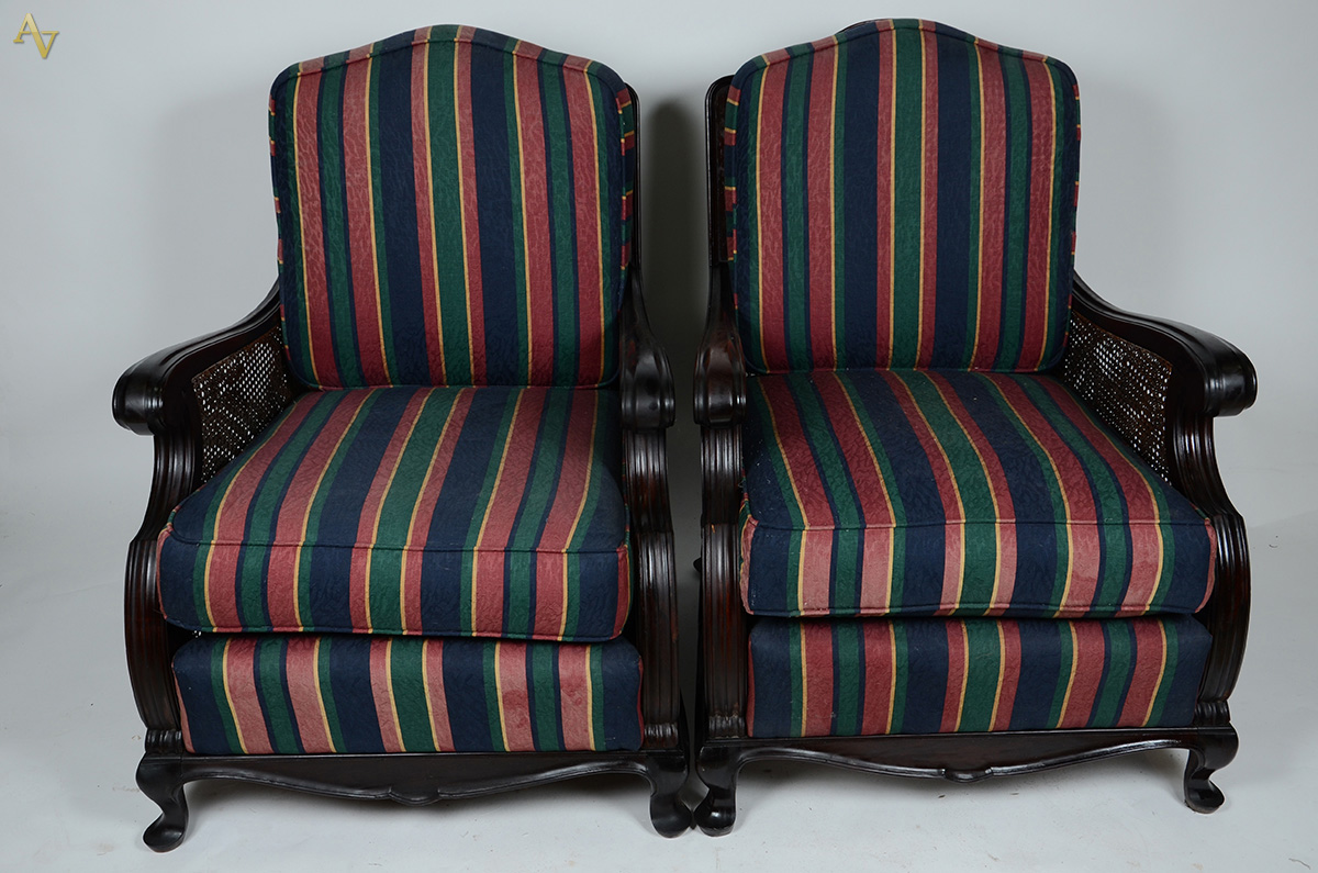Conjunto de sofá e par de poltronas em madeira c/ encostos e laterais... - foto 2 de 4