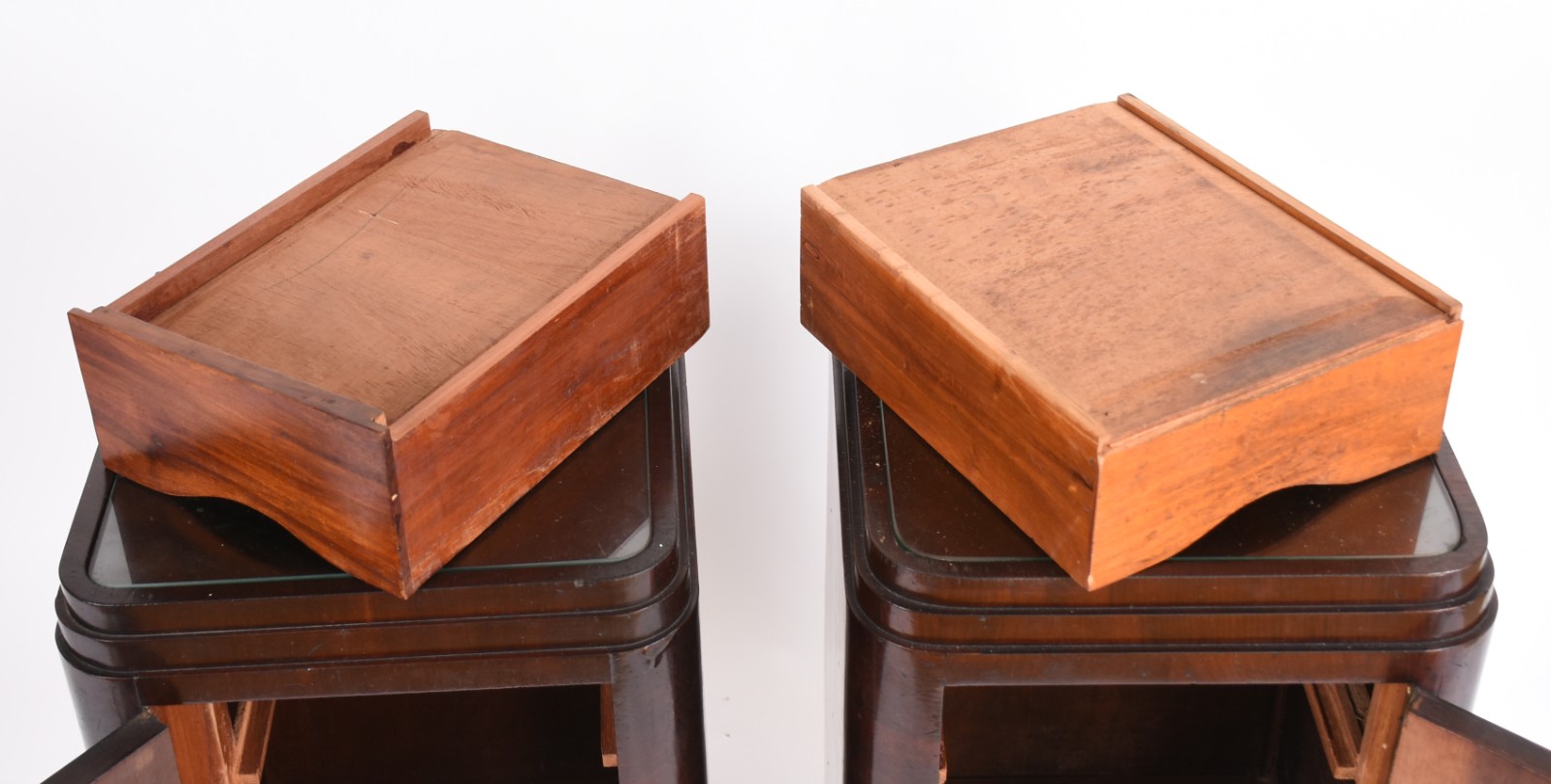 Conjunto ART DECO composto de cama de casal e par de mesas de... - foto 8 de 9