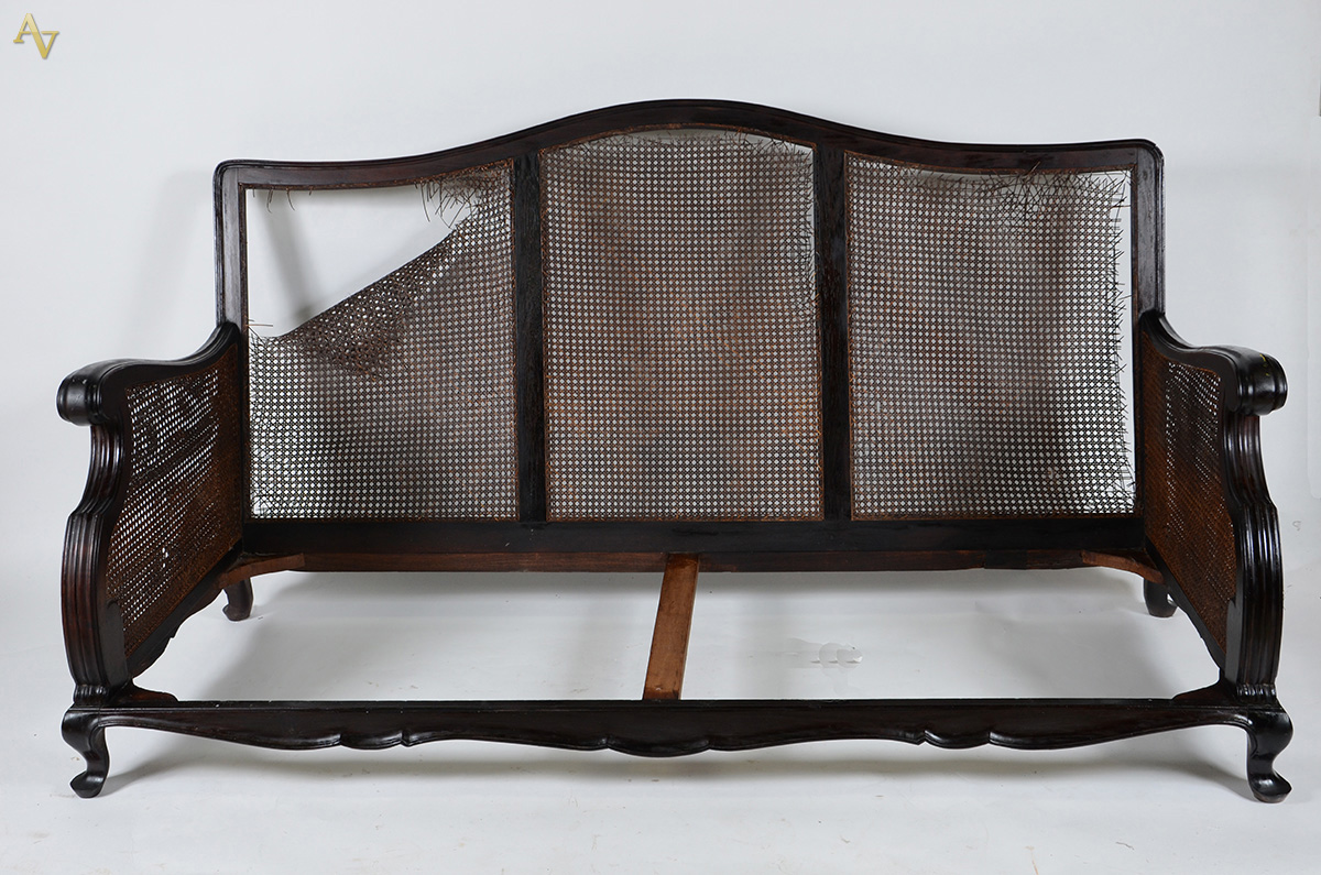 Conjunto de sofá e par de poltronas em madeira c/ encostos e laterais... - foto 3 de 4