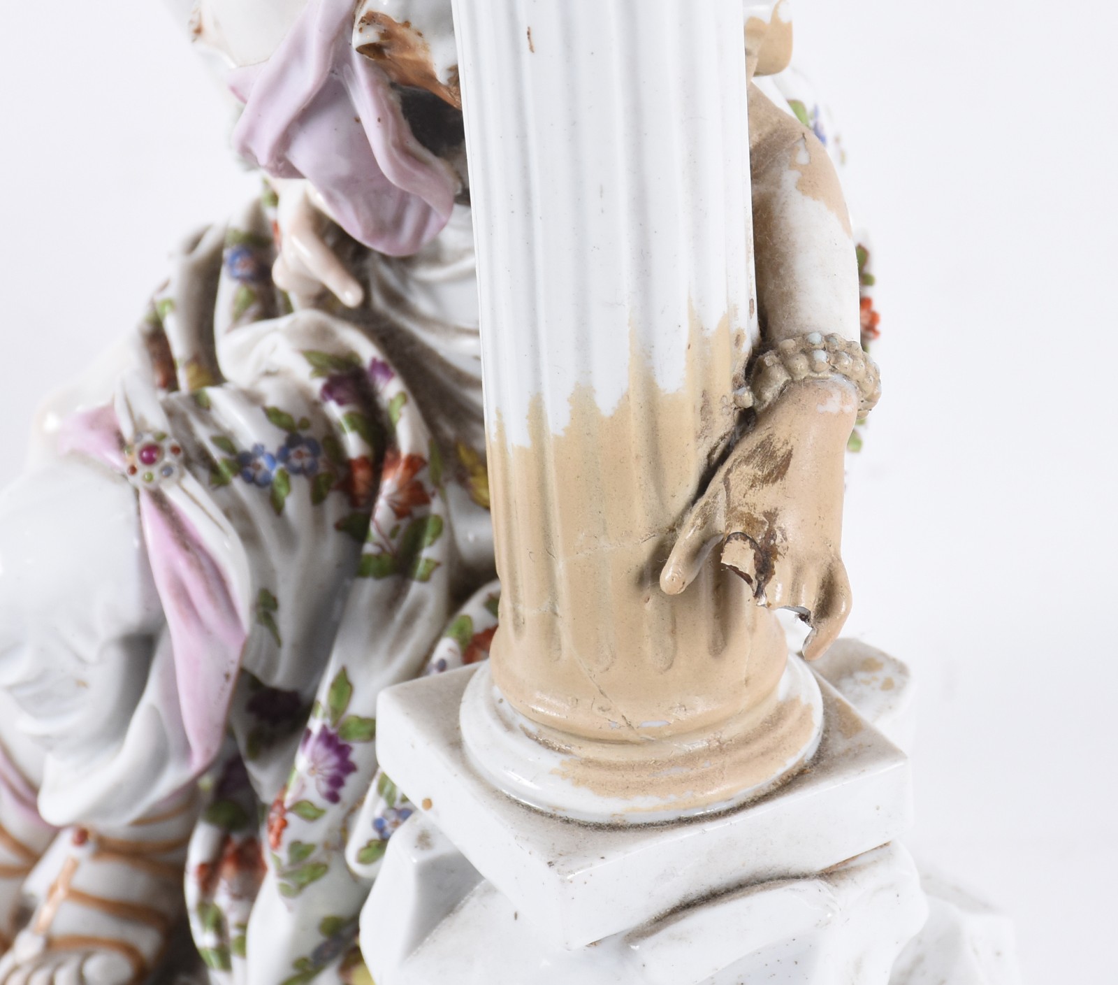 Estatueta de porcelana europeia policromada representando figura... - foto 4 de 8