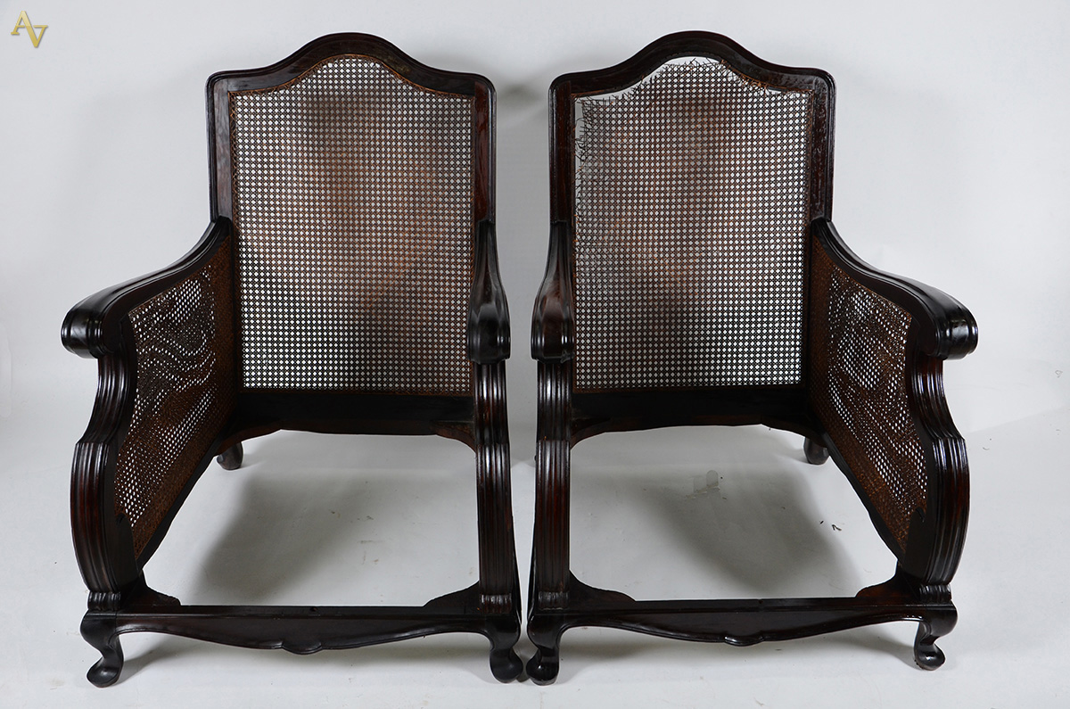 Conjunto de sofá e par de poltronas em madeira c/ encostos e laterais... - foto 4 de 4