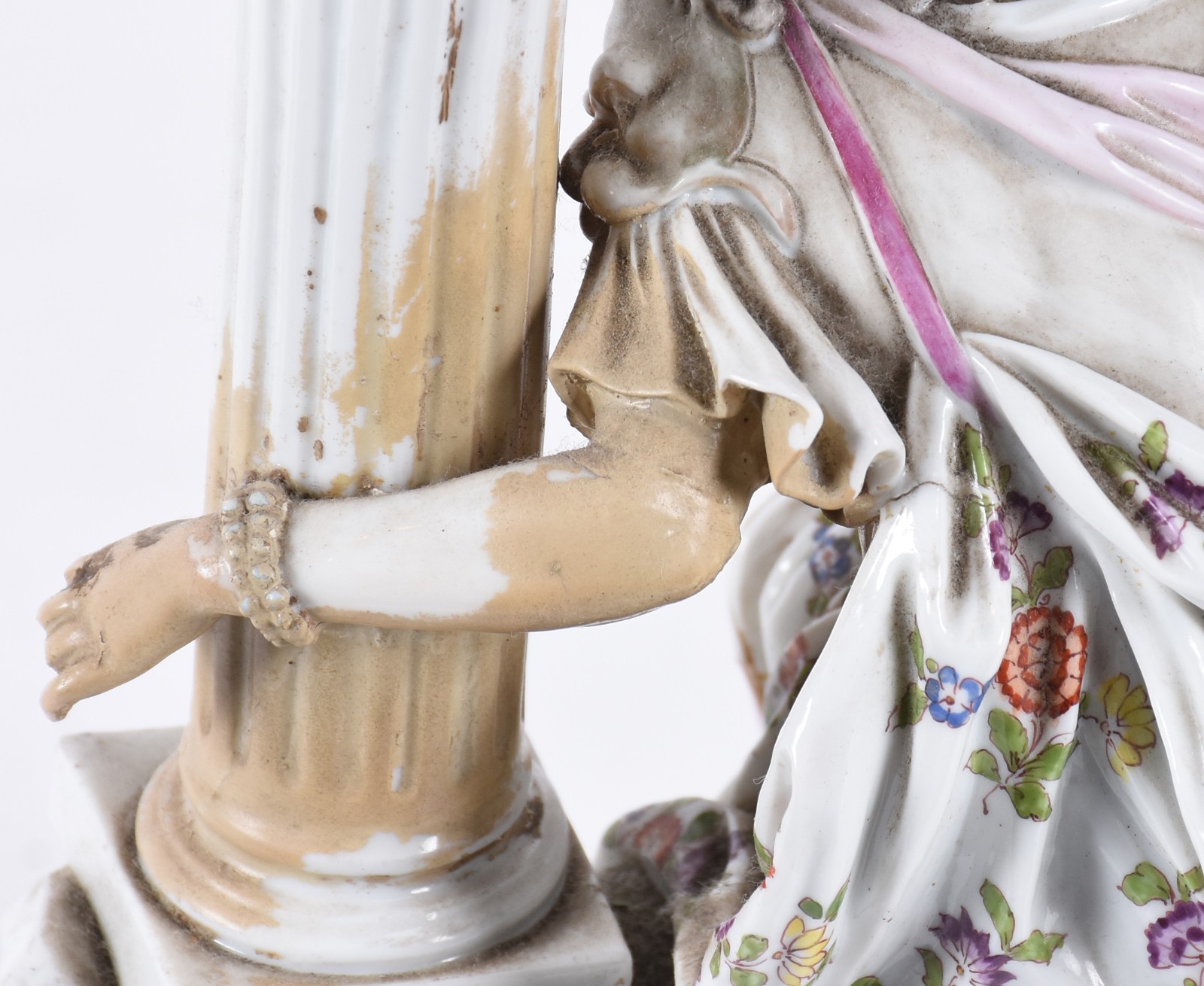 Estatueta de porcelana europeia policromada representando figura... - foto 6 de 8