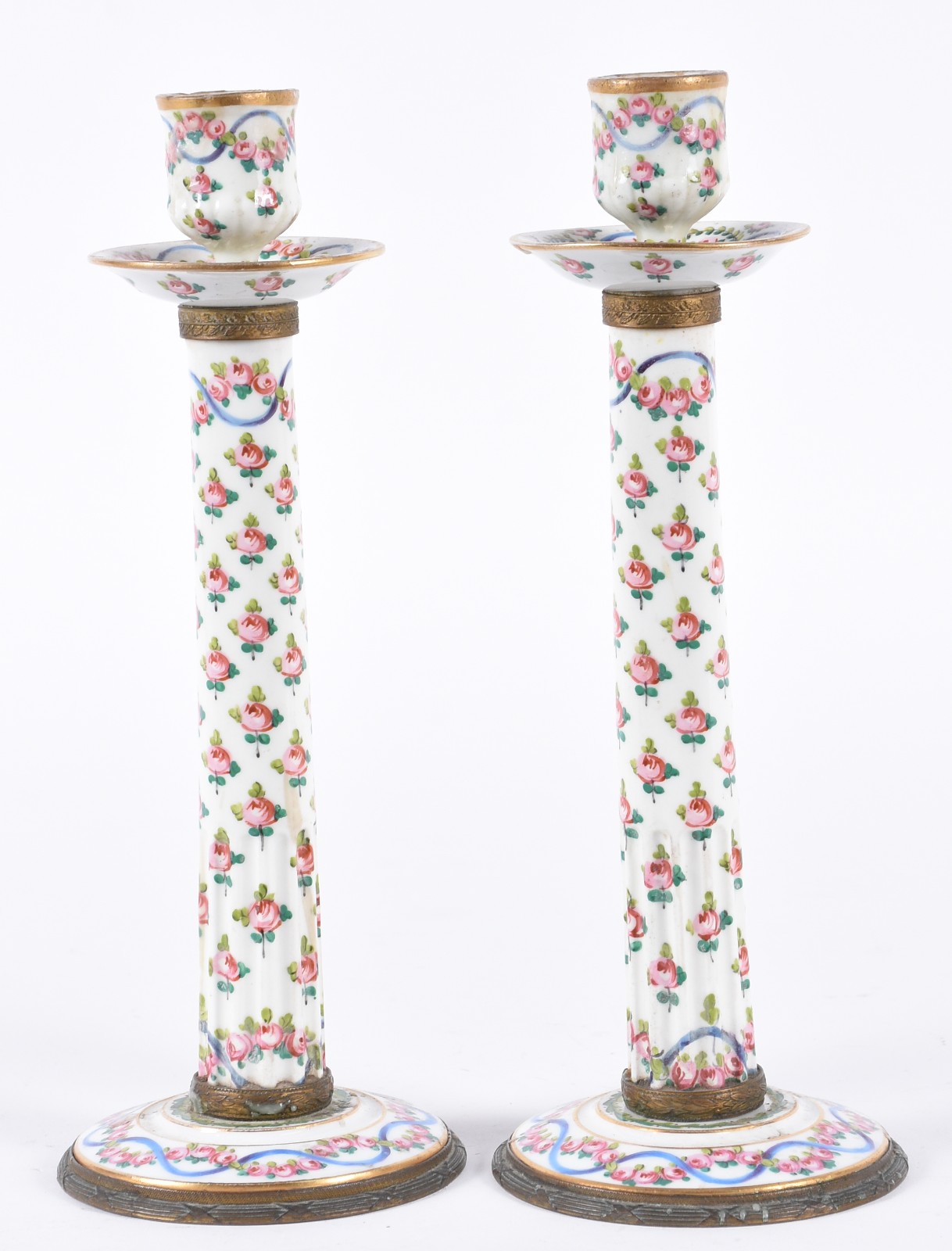 Par de castiçais de porcelana francesa de Sèvres com flores em... - foto 1 de 7