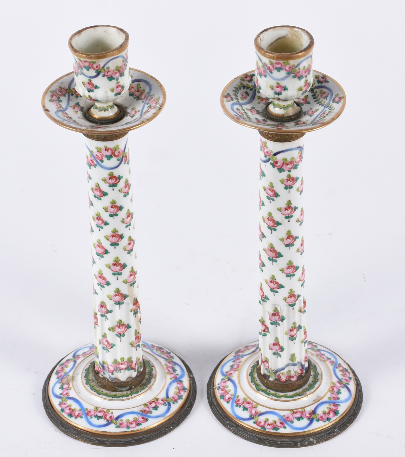 Par de castiçais de porcelana francesa de Sèvres com flores em... - foto 2 de 7
