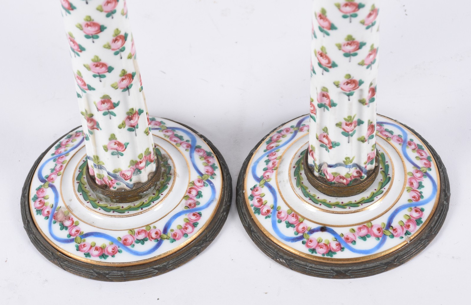 Par de castiçais de porcelana francesa de Sèvres com flores em... - foto 3 de 7