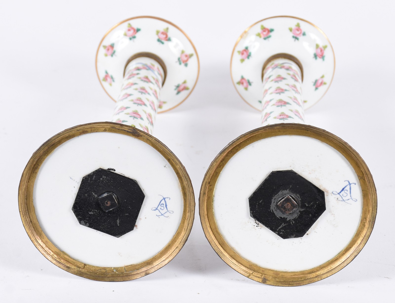 Par de castiçais de porcelana francesa de Sèvres com flores em... - foto 6 de 7