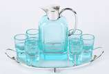 Conjunto composto de licoreira e 6 copinhos de ... - Conjunto composto de licoreira e 6 copinhos de cristal facetado na cor verde, alça, bocal e bandeja de metal prateado.