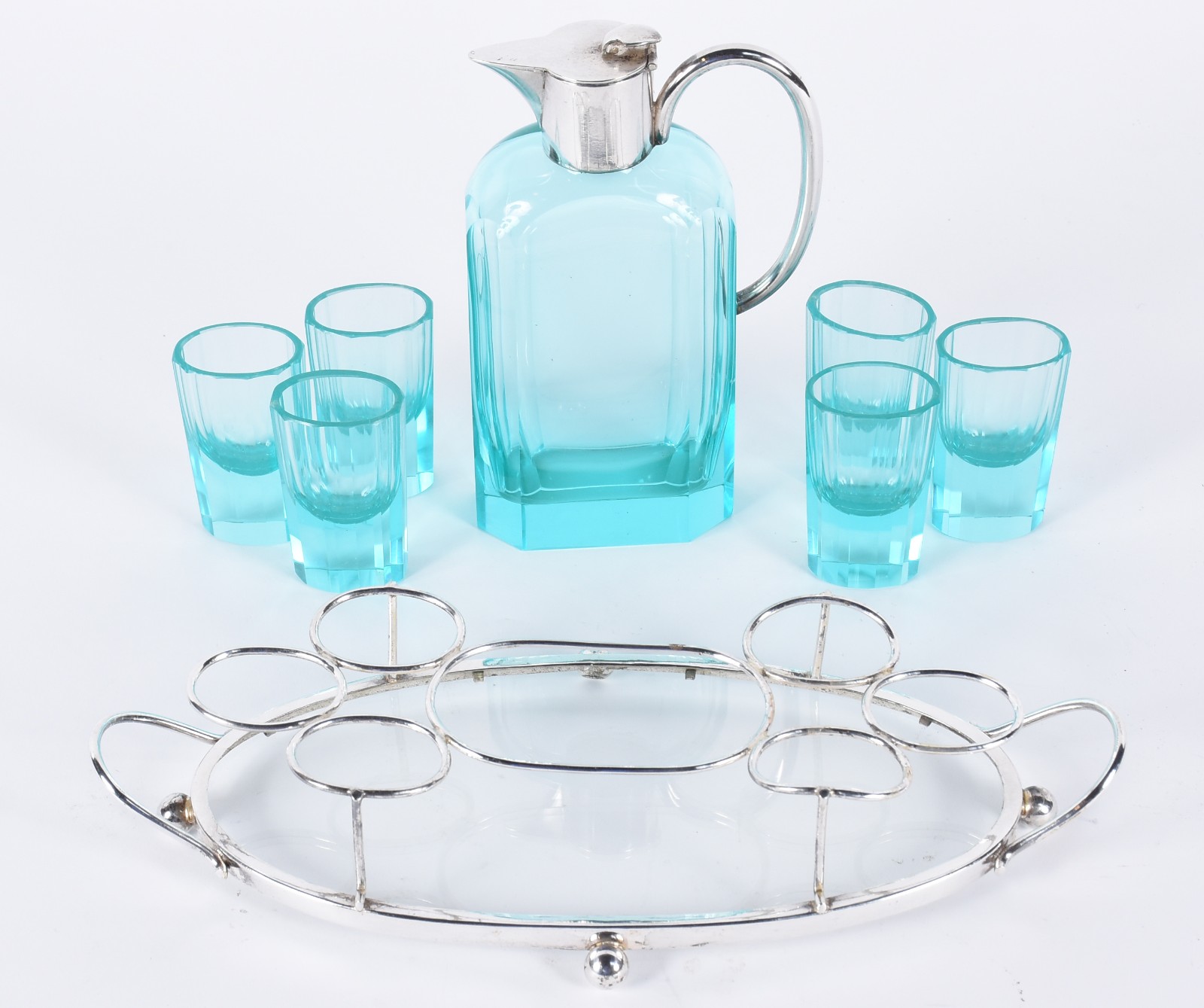 Conjunto composto de licoreira e 6 copinhos de cristal facetado na... - foto 3 de 6