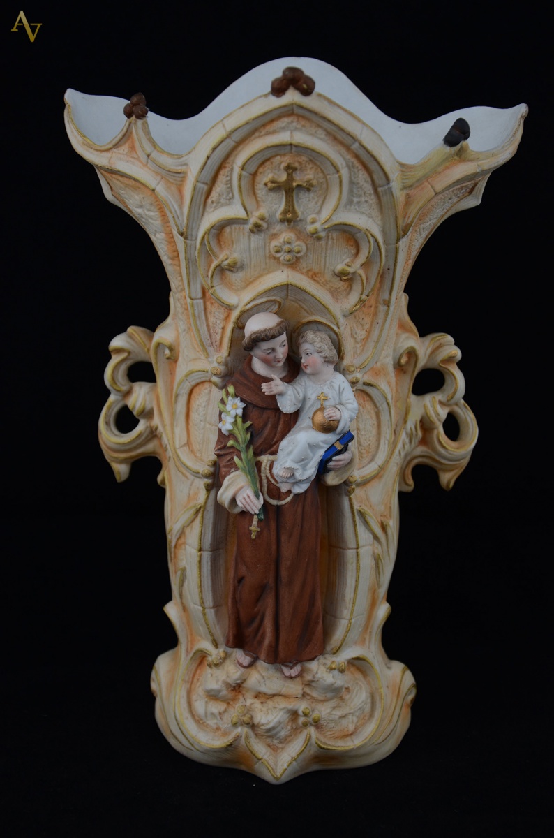 Vaso de porcelana com figura de Santo Antônio em relevo - oferta do... - foto 1 de 2