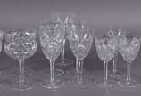 Baccarat (1764),  - Conjunto com 13 cálices de cristal frances lapidado, sendo 4 taças para champagne, 4 taças para vinho tinto, e para vinho branco e um maior para água,