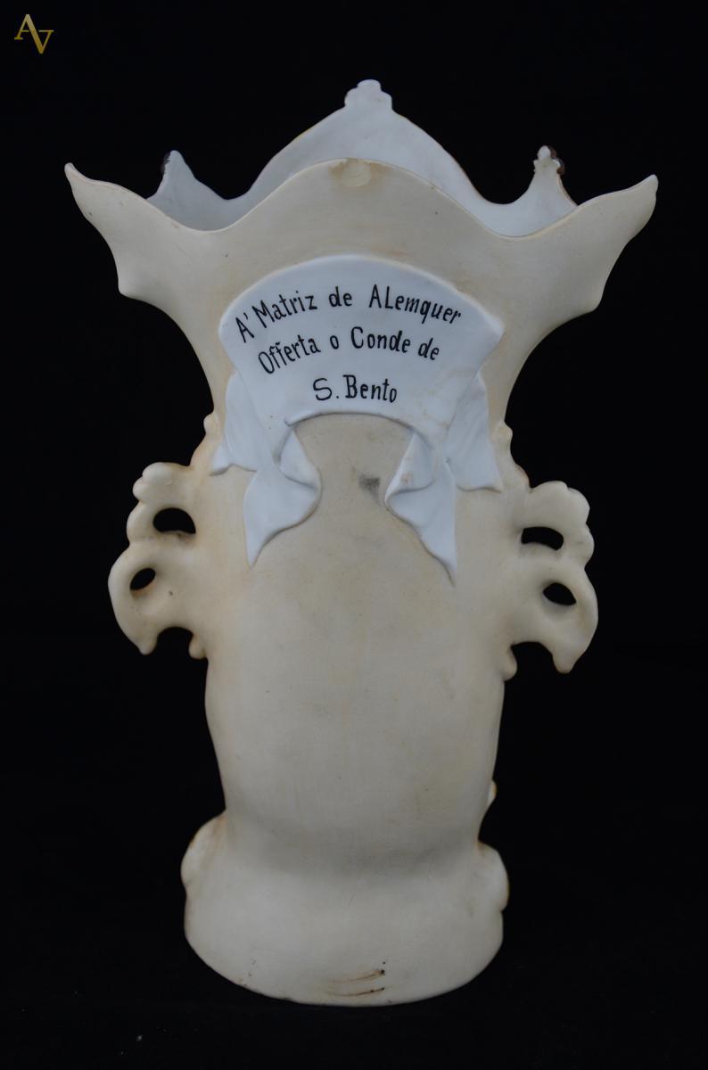 Vaso de porcelana com figura de Santo Antônio em relevo - oferta do... - foto 2 de 2