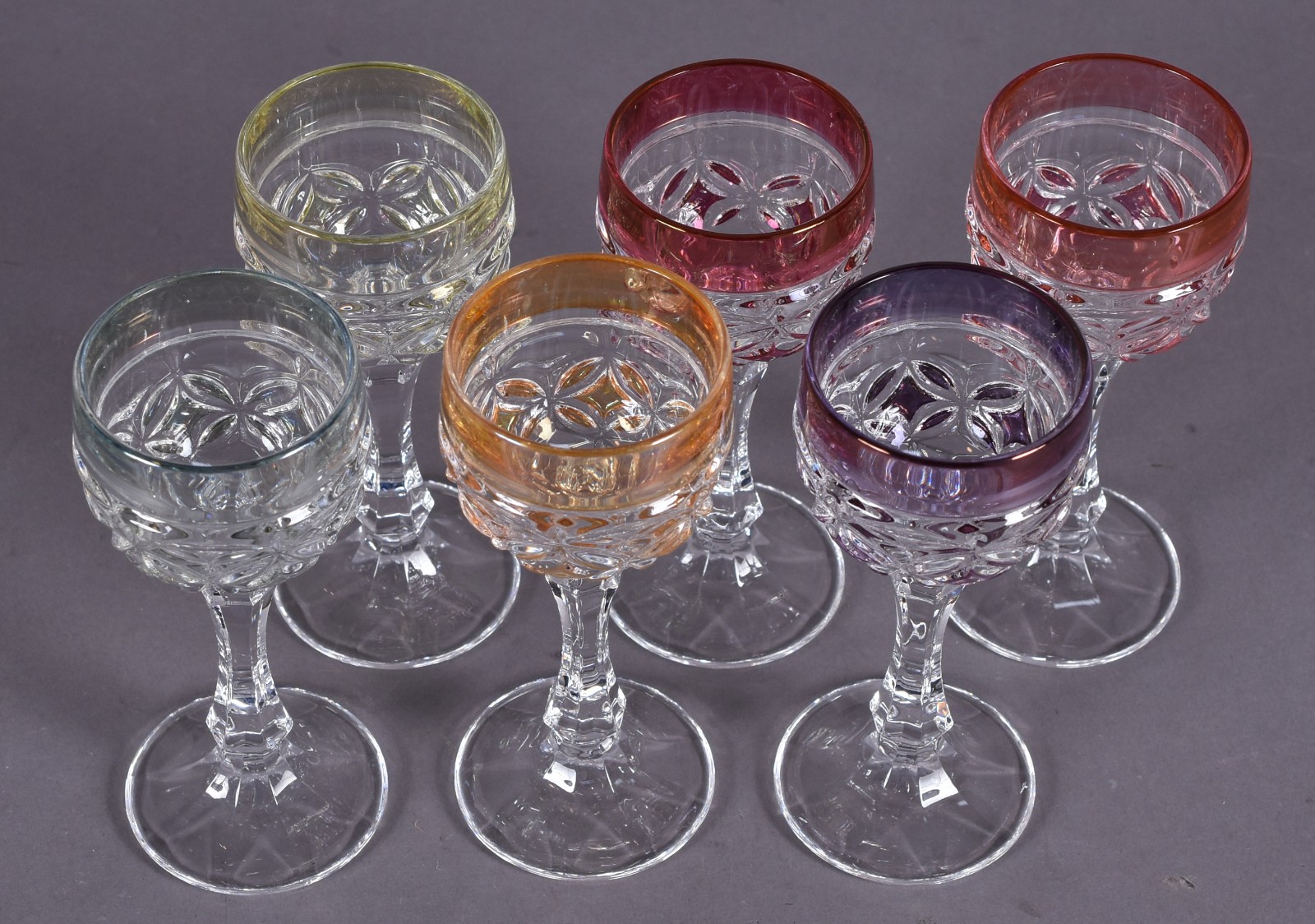 Conjunto de 6 cálices para licor de cristal lapidado com bordas... - foto 2 de 3