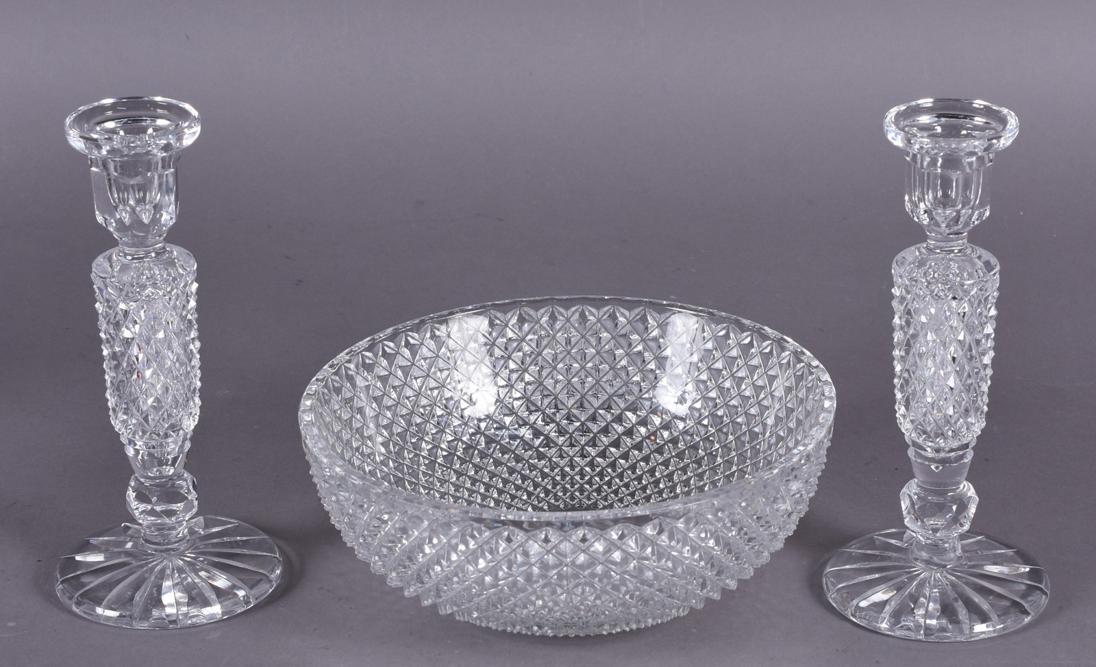 Três peças de cristal tcheco lapidado a mão, sendo: par de castiçais... - foto 1 de 3
