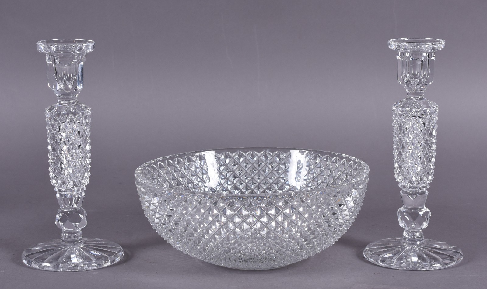 Três peças de cristal tcheco lapidado a mão, sendo: par de castiçais... - foto 2 de 3