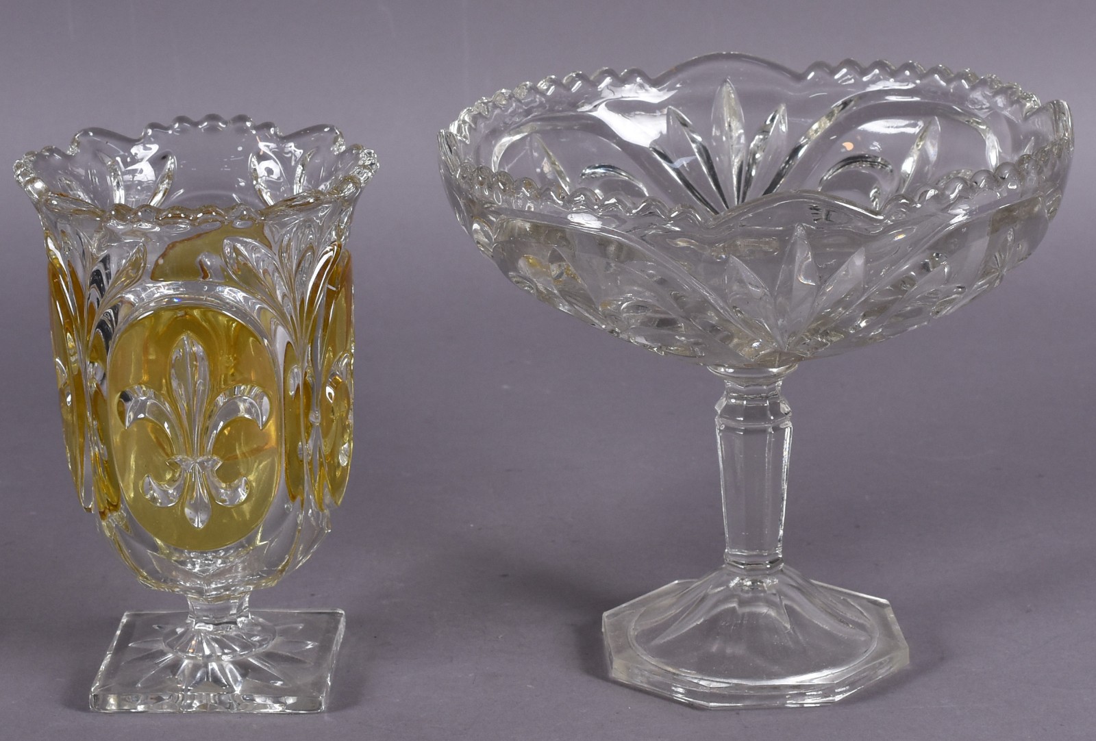 Duas peças em demi cristal decoradas com "flor de liz", sendo uma... - foto 1 de 3
