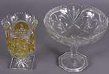Duas peças em demi cristal decoradas com "flor ... - Duas peças em demi cristal decoradas com "flor de liz", sendo uma fruteira de pé alto e base oitavada e um vaso doublé amarelo.