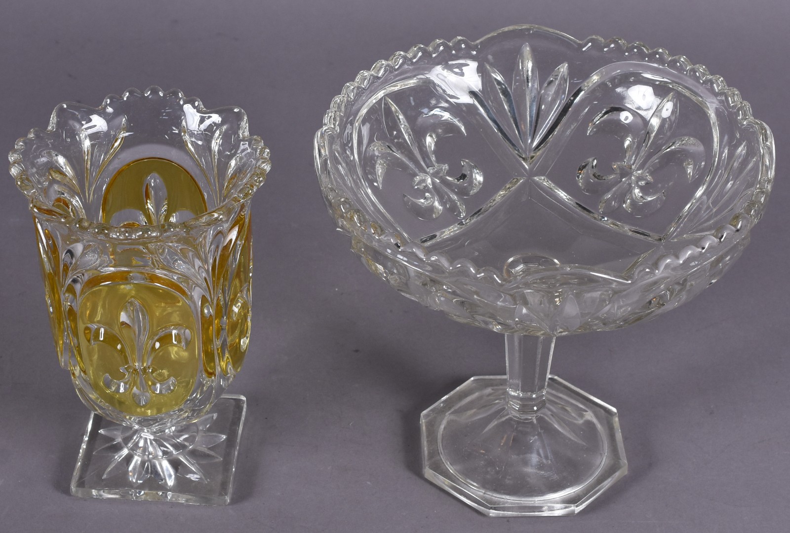 Duas peças em demi cristal decoradas com "flor de liz", sendo uma... - foto 2 de 3