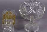 Duas peças em demi cristal decoradas com "flor ... - Duas peças em demi cristal decoradas com "flor de liz", sendo uma fruteira de pé alto e base oitavada e um vaso doublé amarelo.