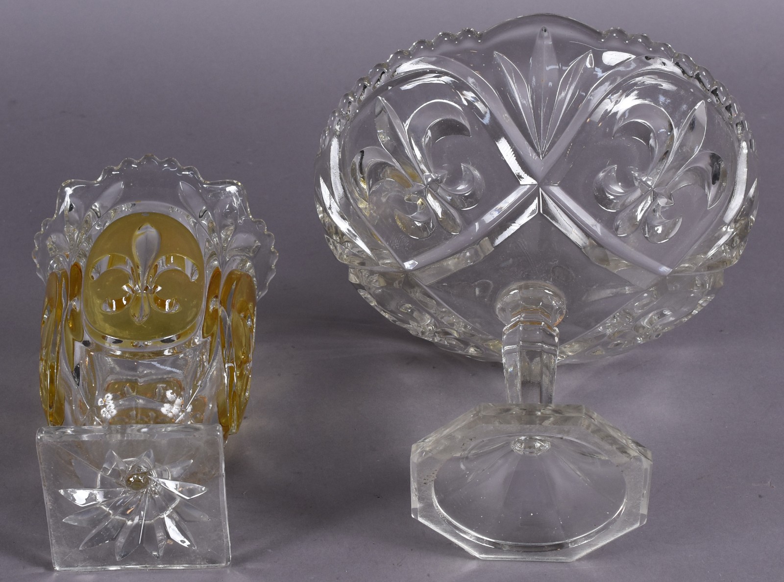 Duas peças em demi cristal decoradas com "flor de liz", sendo uma... - foto 3 de 3