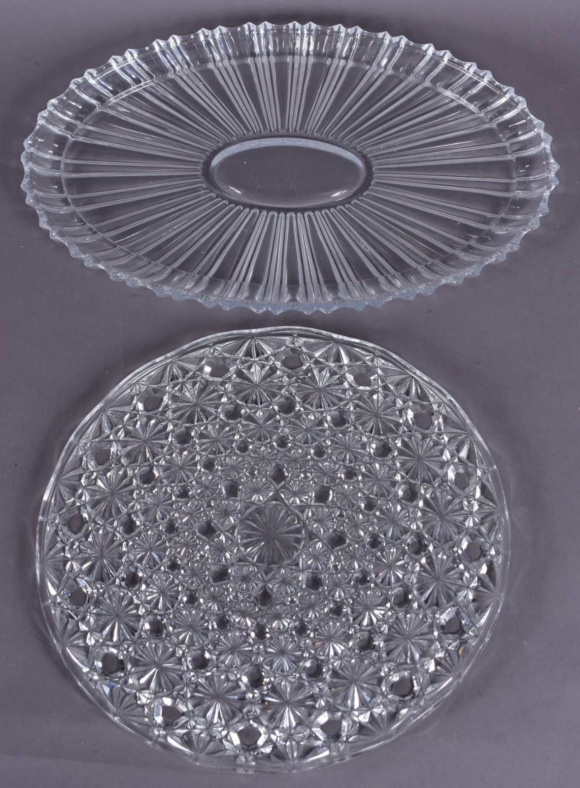 Dois pratos de cristal lapidado sendo um redondo e outro oval. - foto 1 de 4