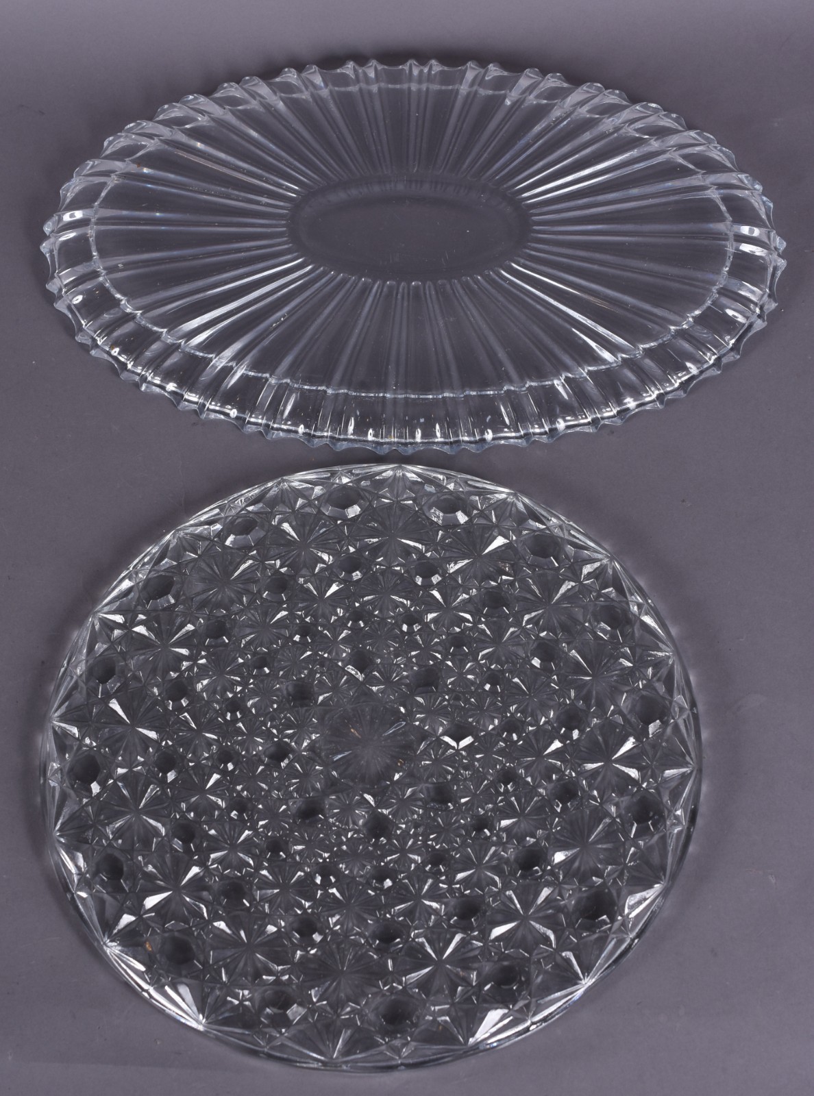 Dois pratos de cristal lapidado sendo um redondo e outro oval. - foto 2 de 4